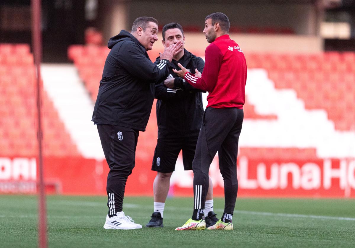 José Ramón Sandoval dialoga con Víctor Díaz antes de comenzar el entrenamiento.