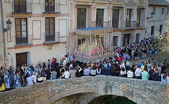 En los puentes del Darro los granadinos no pueden pasarse a ver procesiones.