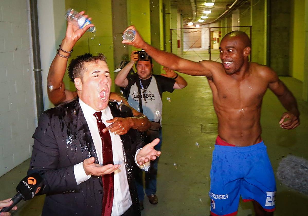Sandoval celebra la permanencia anterior con el Granada junto a Foulquier.