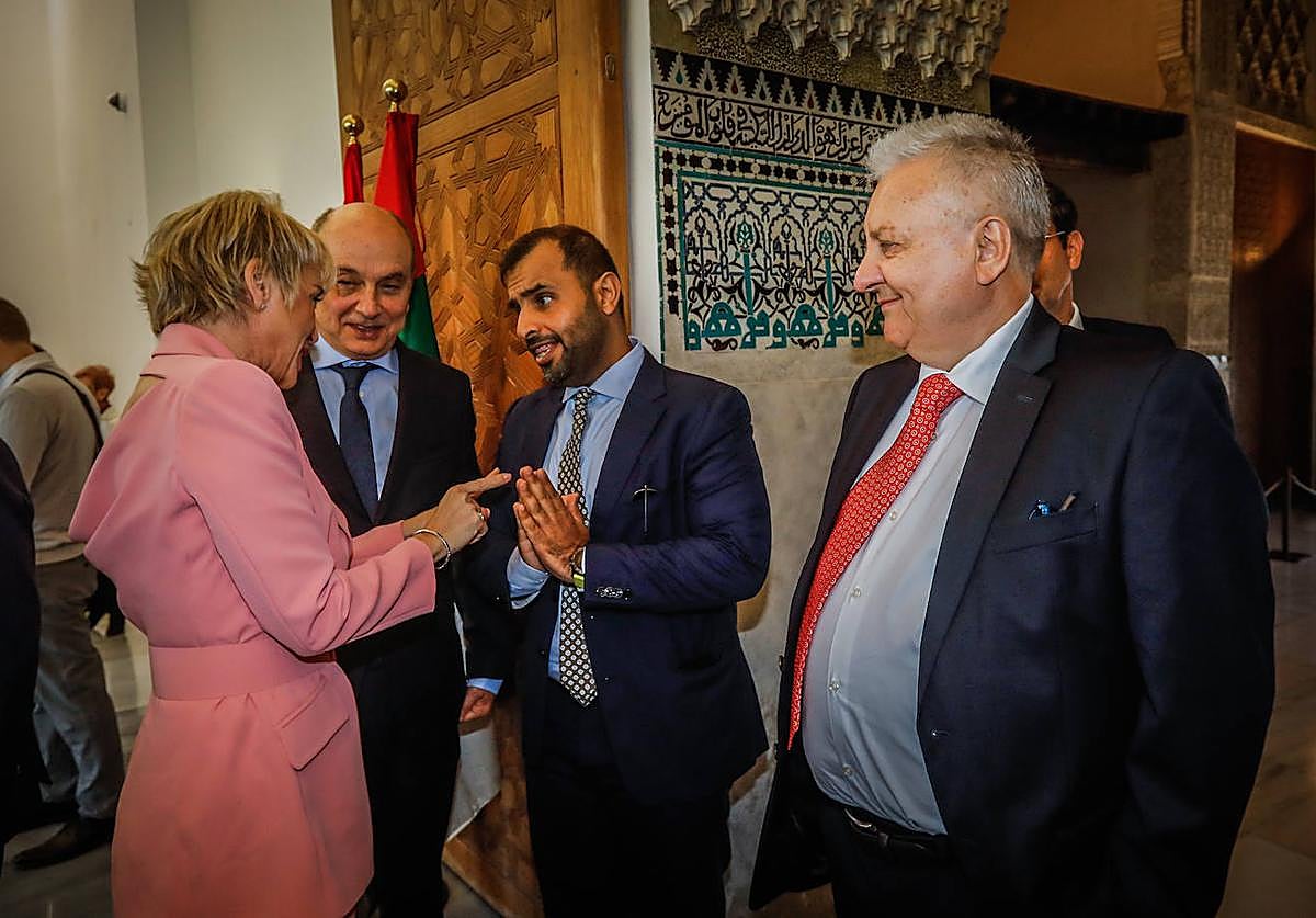 Representantes del Gobierno y de Adia Lab en el Cuarto Real de Santo Domingo en marzo pasado, cuando se firmó el memorando.