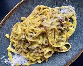 Fettuccini con salsa de ragout blanco de Nonna Carmela de Granada.