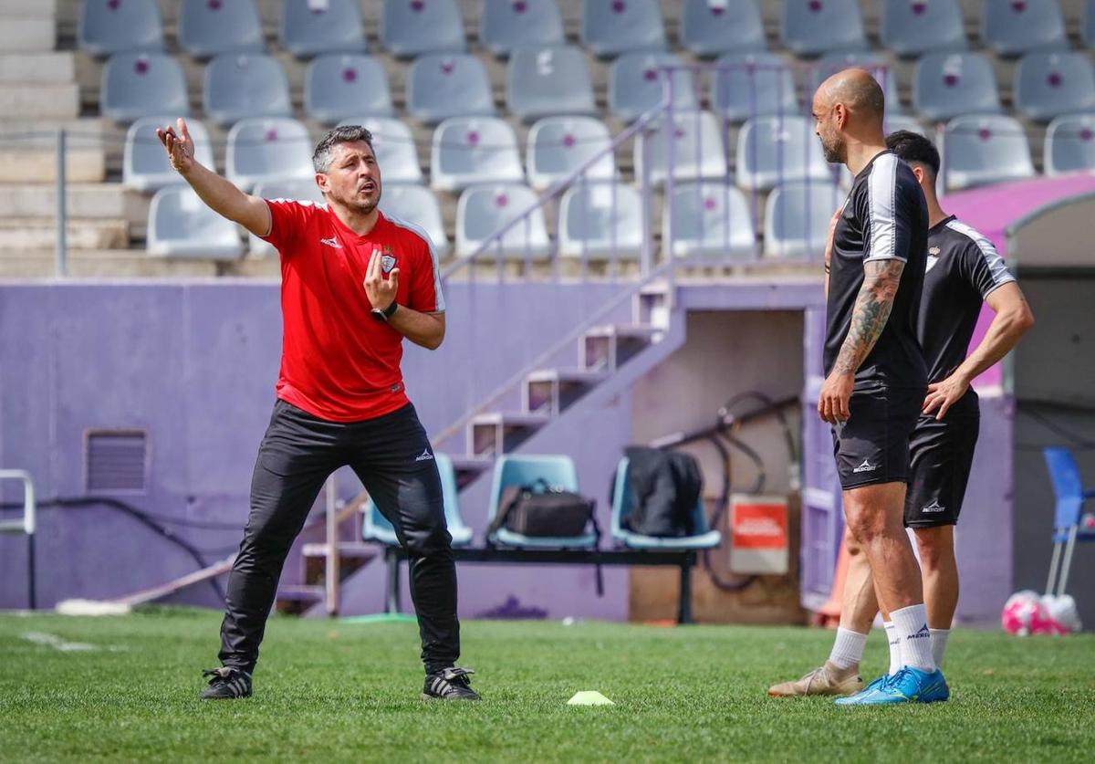 Roberto Peragón dirigió este martes su primer entrenamiento como técnico blanco.