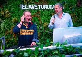 Eduardo Moral y Carlos Díaz, dos de los tres socios principales del Ave Turuta, en la cabina de Dj.