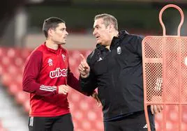 José Ramón Sandoval conversa con Sergio Ruiz durante un instante de su primer entrenamiento al frente del equipo.