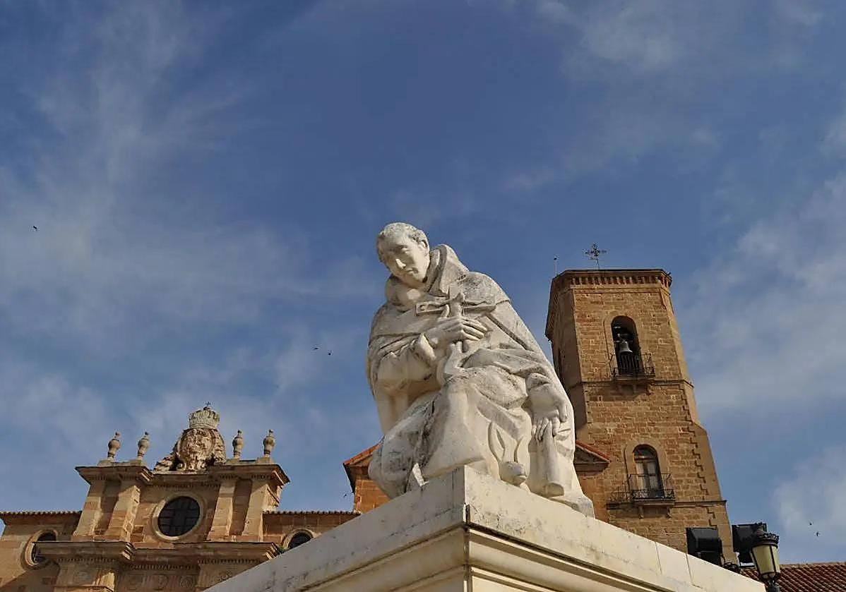 Escultura de San Juan de la Cruz, ubicada en La Carolina.