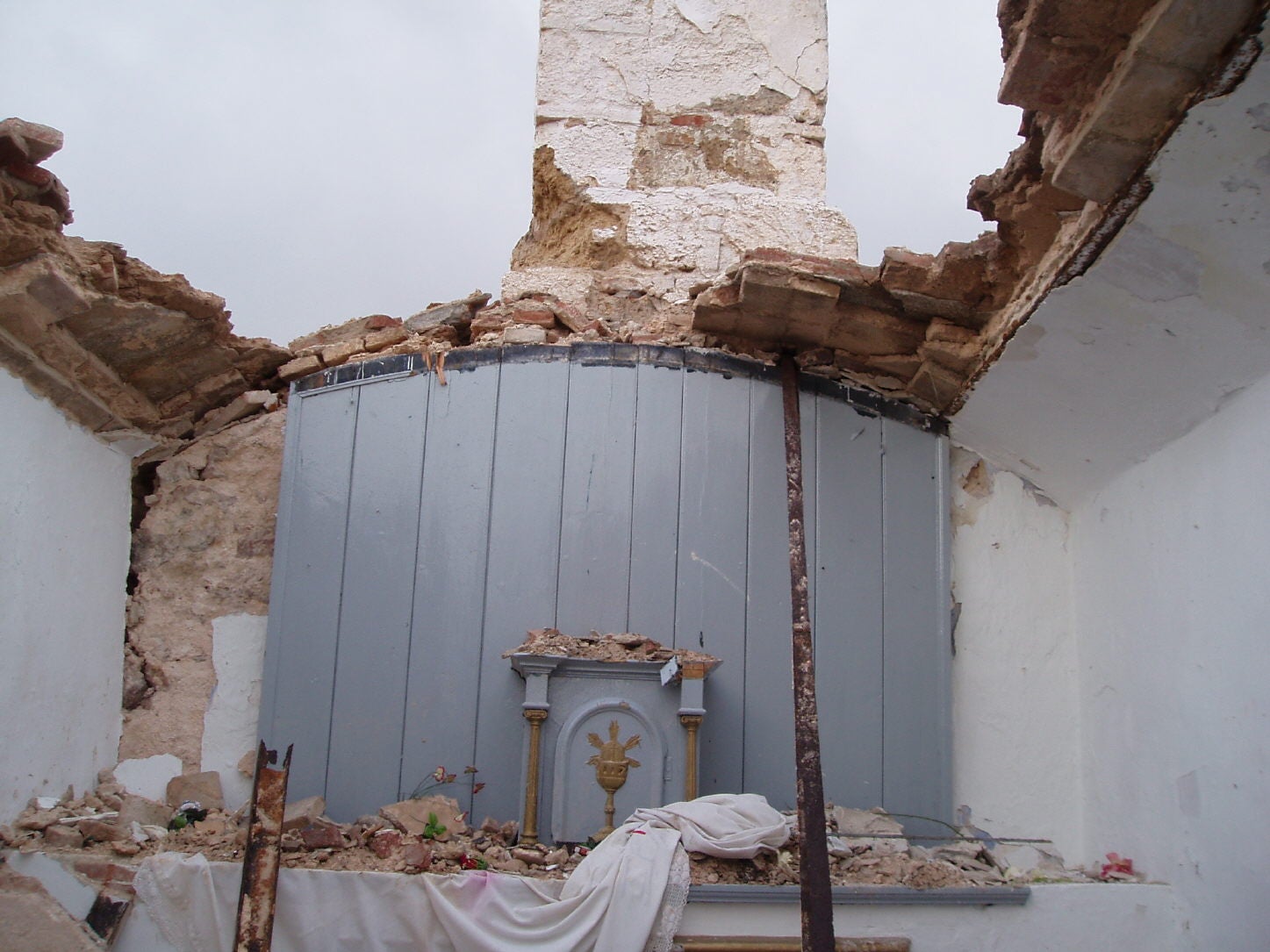 Imagen secundaria 1 - Arriba se ve cómo quedó la ermita tras la caída de un rayo sobre tu cruz. Abajo, el interior de la ermita tras el suceso y cómo era la ermita antes de quedar destruida.