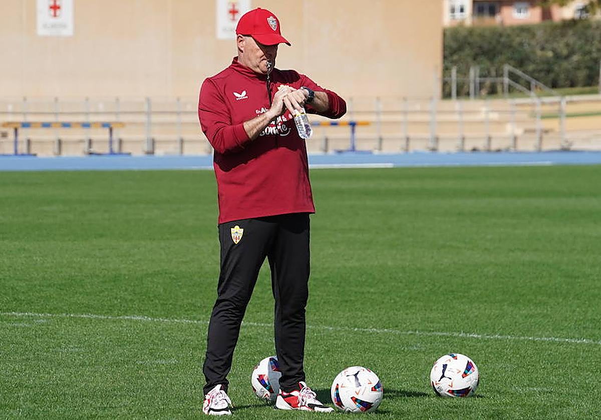 El técnico mira la hora; el partido ante Osasuna es el siguiente objetivo.