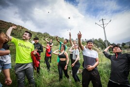 Los estudiantes arrojan las bombas de tierra y semillas, en la actividad de La Huella Verde.