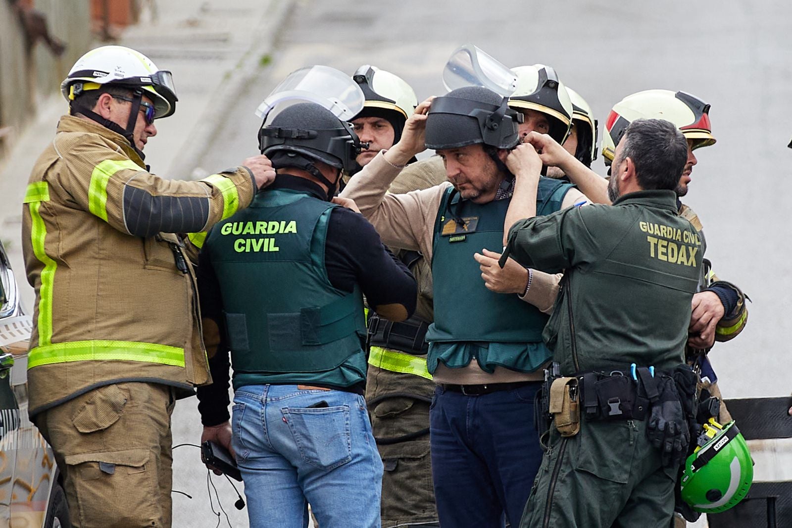 Las imágenes del edificio acordonado en Las Gabias por un vecino atrincherado