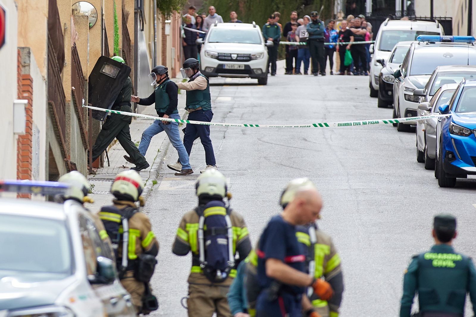 Las imágenes del edificio acordonado en Las Gabias por un vecino atrincherado