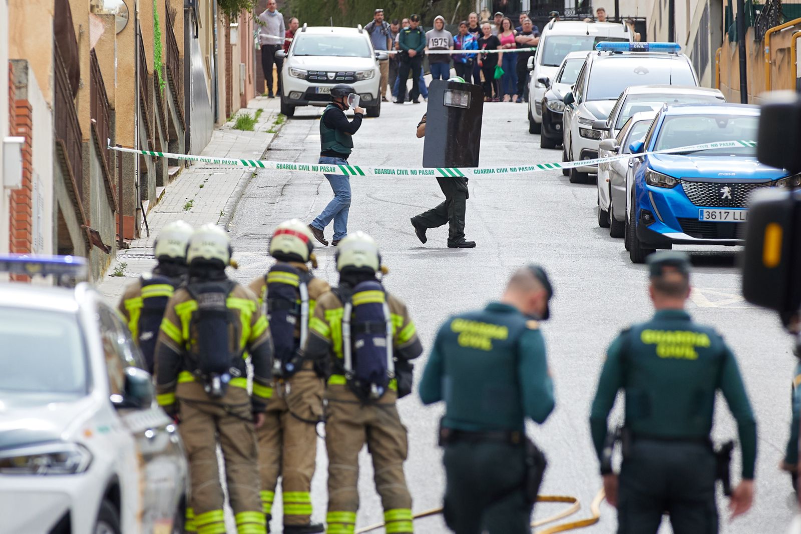 Las imágenes del edificio acordonado en Las Gabias por un vecino atrincherado