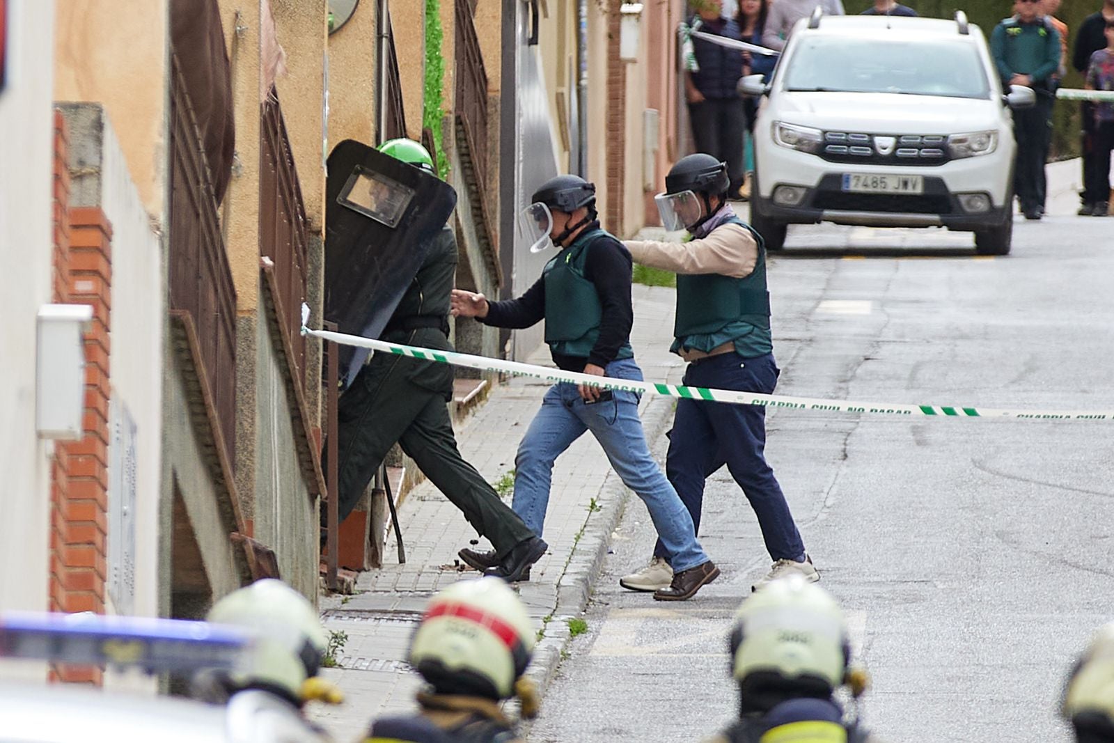 Las imágenes del edificio acordonado en Las Gabias por un vecino atrincherado