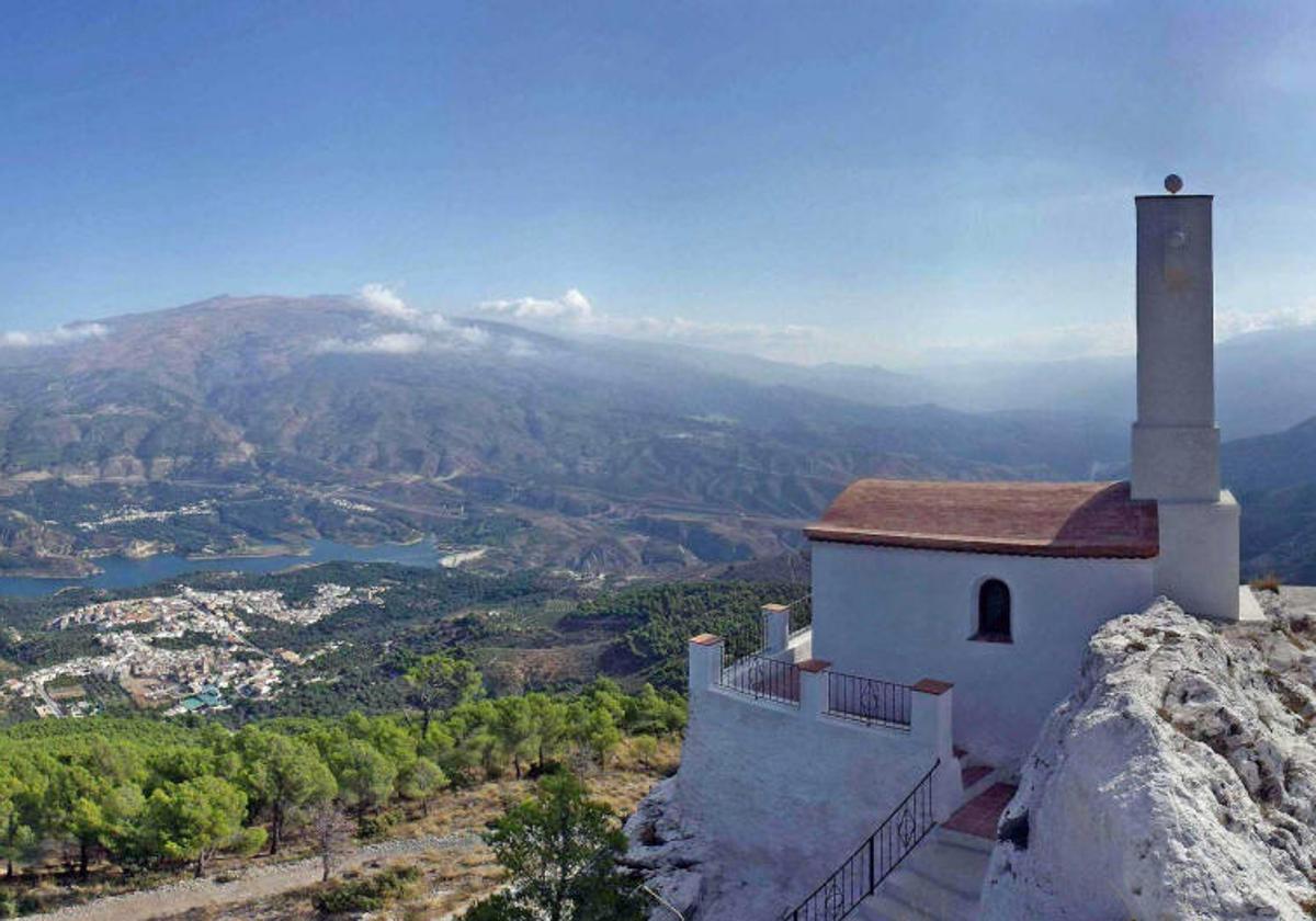 La emita del Cristo del Zapato 'mira' desde las alturas al Valle de Lecrín, con Pinos del Valle en primer término.