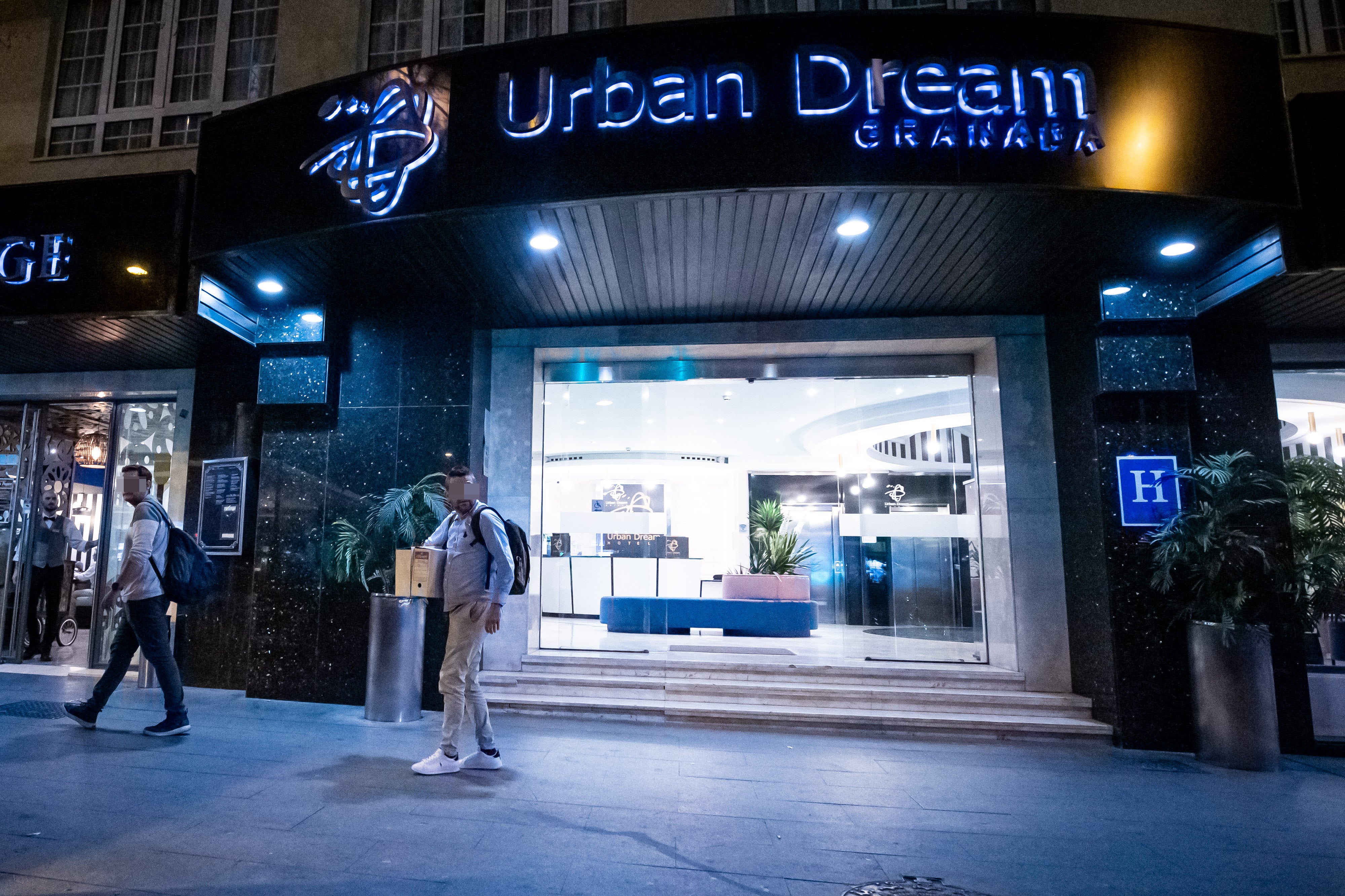 Un guardia civil saca documentación del hotel vinculado a 'Nene'.