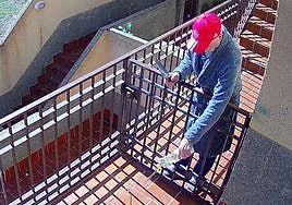 El vecino que atemoriza a los vecinos de Las Gabias, cuchillo en mano y derramando aceite en las zonas comunes.