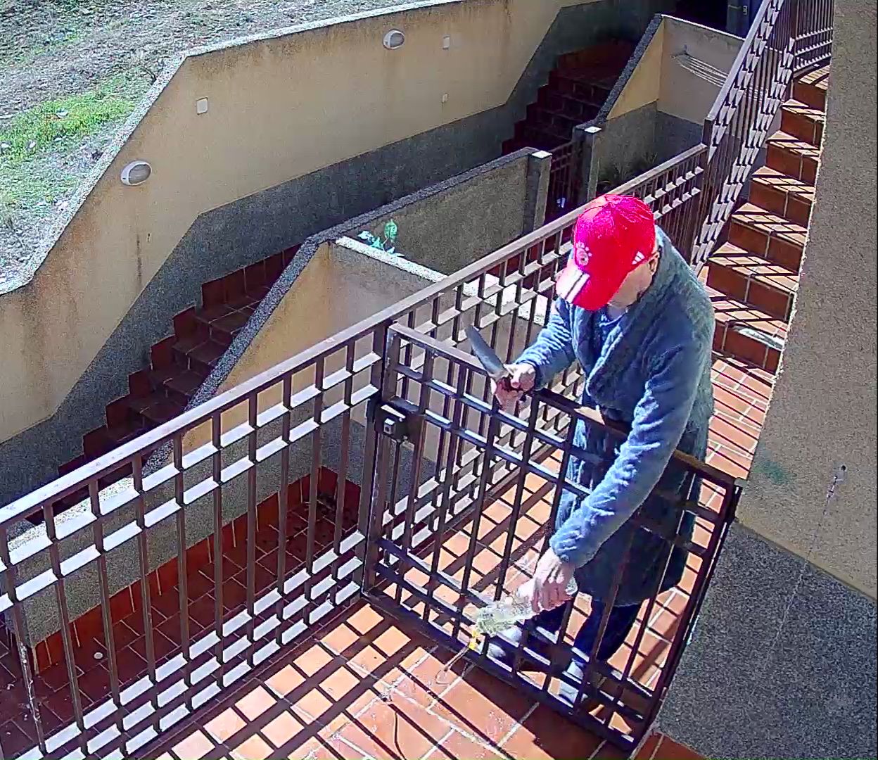 El vecino que atemoriza a los vecinos de Las Gabias, cuchillo en mano y derramando aceite en las zonas comunes.