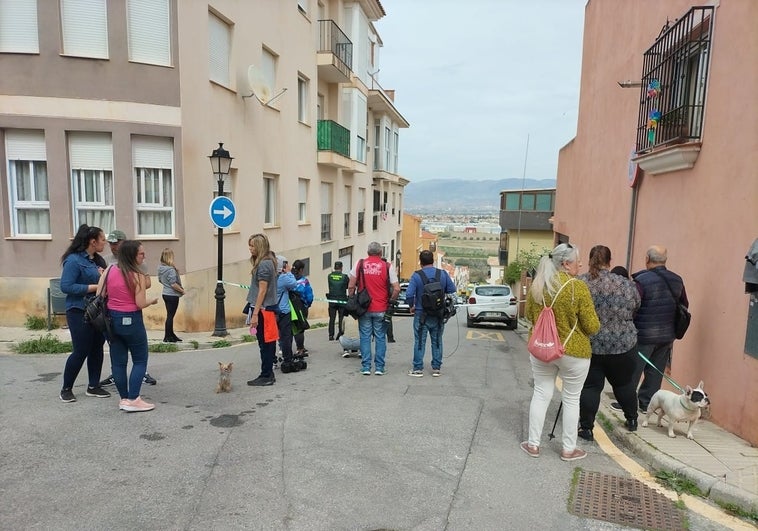 Los vecinos desalojados, en plena calle.