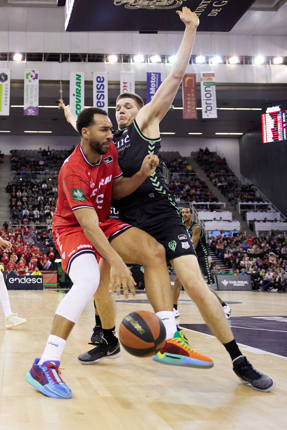 El Covirán vuelve al Palacio tras ganar al Surne Bilbao, aquí Kwan Cheatham postea.