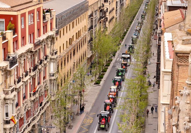 Hilera de tractores por Gran Vía