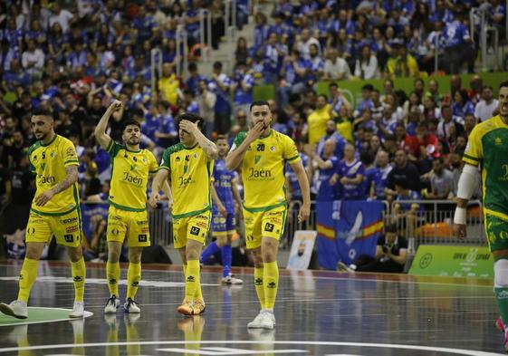 Jugadores jienenses celebran la victoria.