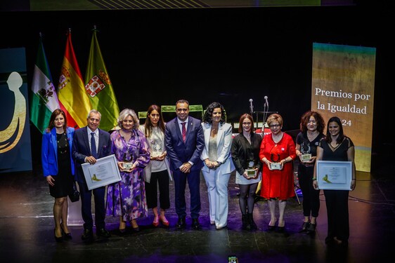 Foto de familia de autoridades y premiadas.