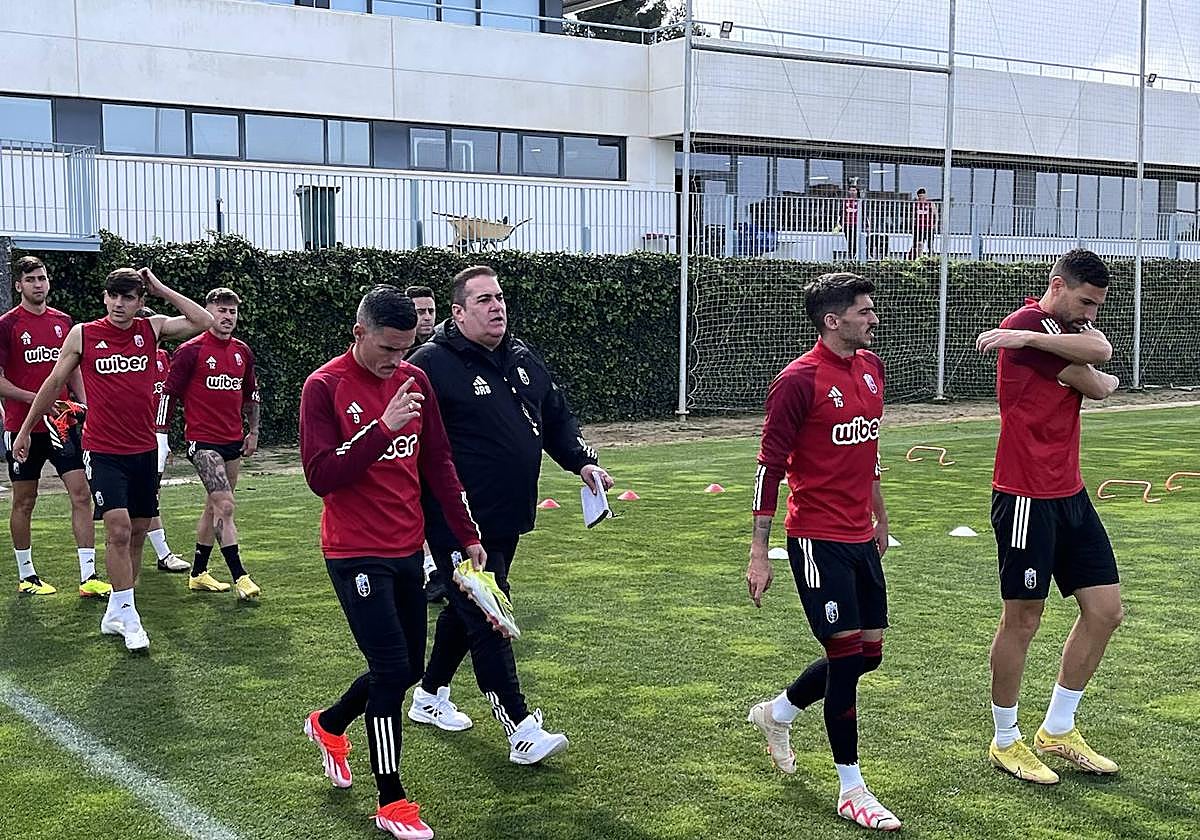 Sandoval sale el entrenamiento en charla con Callejón.