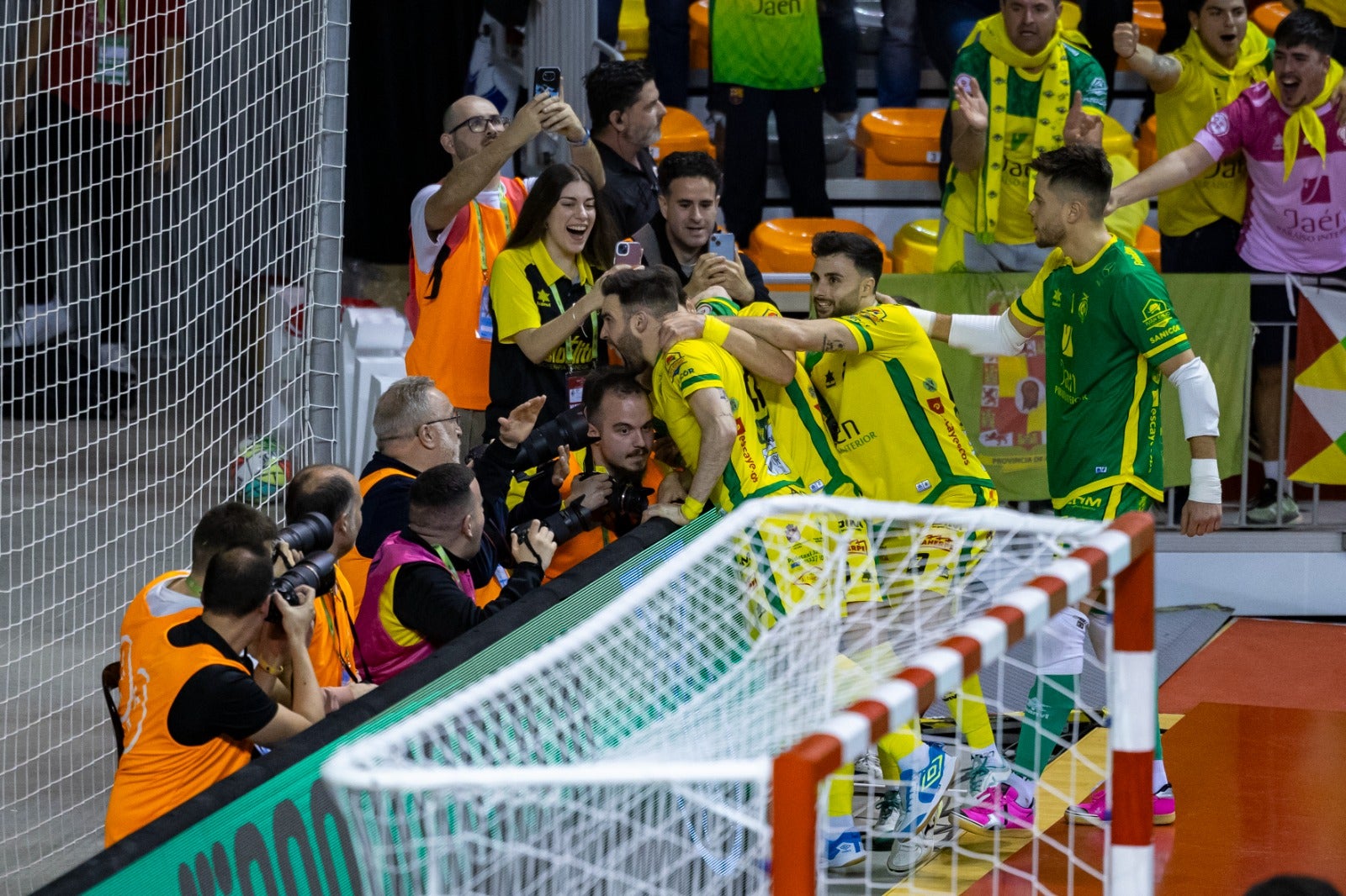 Celebración de una de los tantos de los jienenses.