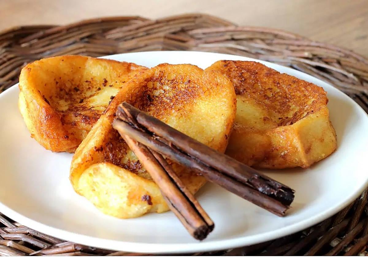 Plato con tres torrijas.