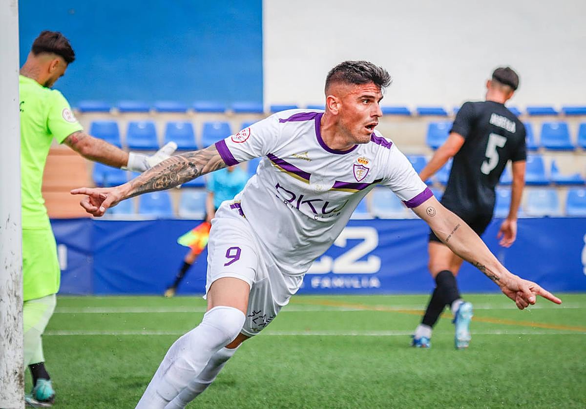 El delantero Fernando celebra su primer gol con el conjunto blanco.