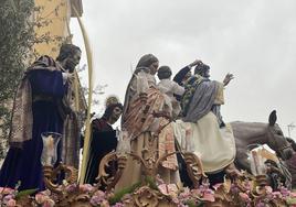 Momento en el que le colocan las tres potencias a Nuestro Padre Jesús de la Salud a su salida del templo.