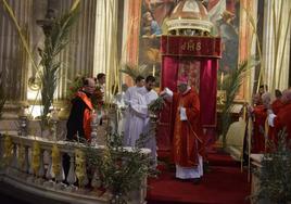El obispo bendiciendo las palmas este Domingo de Ramos.