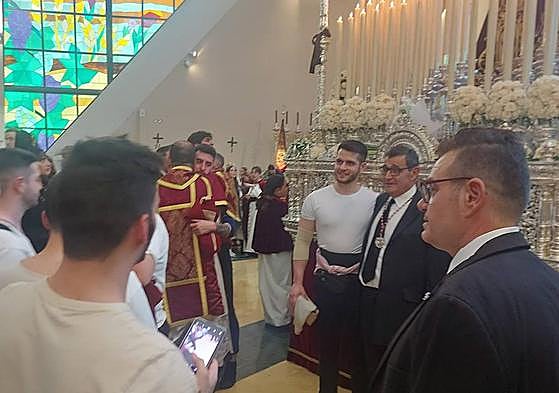 Cofrades se consuelan tras anunciar que la Santa Cena no saldrá.