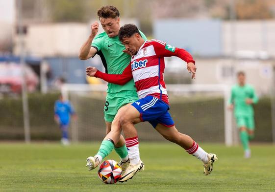 El extremo zurdo Sergio Rodelas avanza por banda izquierda.