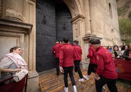 Costaleros de las Maravillas entrando a San Pedro y San Pablo.