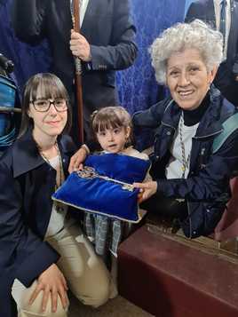 La joven Enola con el cojín para abrir la Semana Santa.