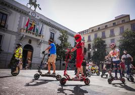 El riesgo de incendio de los patinetes lleva a Granada a prohibir su entrada en edificios públicos