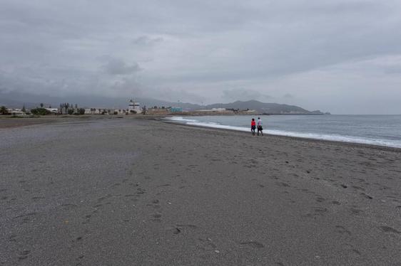 La playa de Motril, vacía por el mal tiempo.