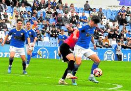 Rafa Llorente no pudo brillar en ataque, siempre encimado por jugadores del Melilla.