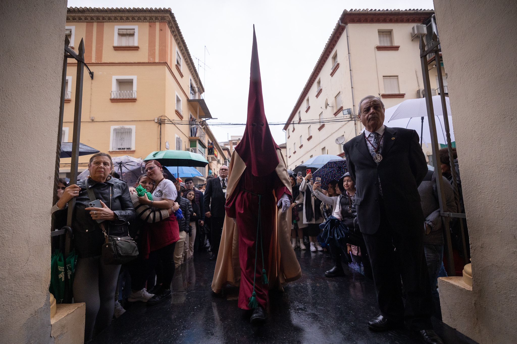 Las fotos de los momentos más íntimos y emotivos del Lunes Santo en Granada