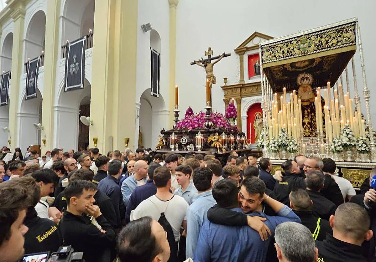 Abrazos entre los hermanos de la cofradía de Los Estudiantes.