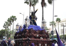 Jesús de Salud y Pasión en su tercera caída, en la Rambla de Almería, con las aceras llenas de paraguas