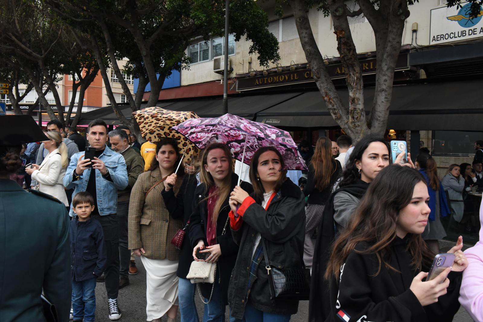 Pasión señorea en su barrio bajo la lluvia