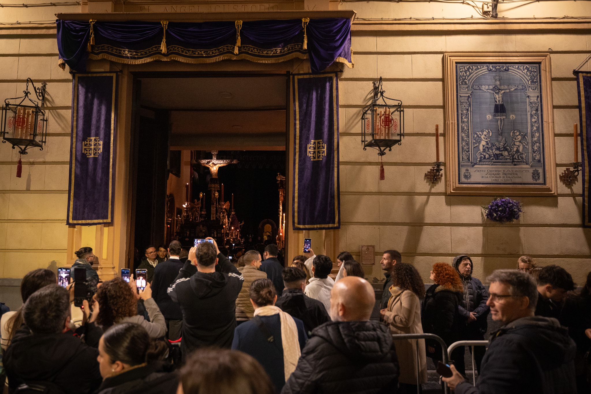 Las fotos de los momentos más íntimos y emotivos del Lunes Santo en Granada