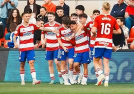 Sergio Rodelas celebra su gol al Atlético de Madrid B entre sus compañeros.