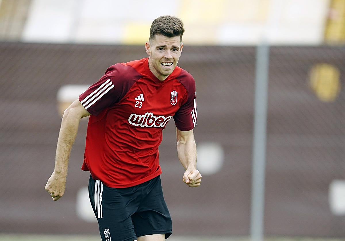 Gerard Gumbau, durante el entrenamiento del Granada este lunes.