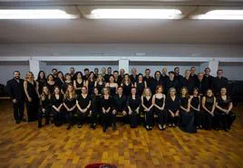 Foto de familia del Coro de la Orquesta Ciudad de Granada con su formación actual.