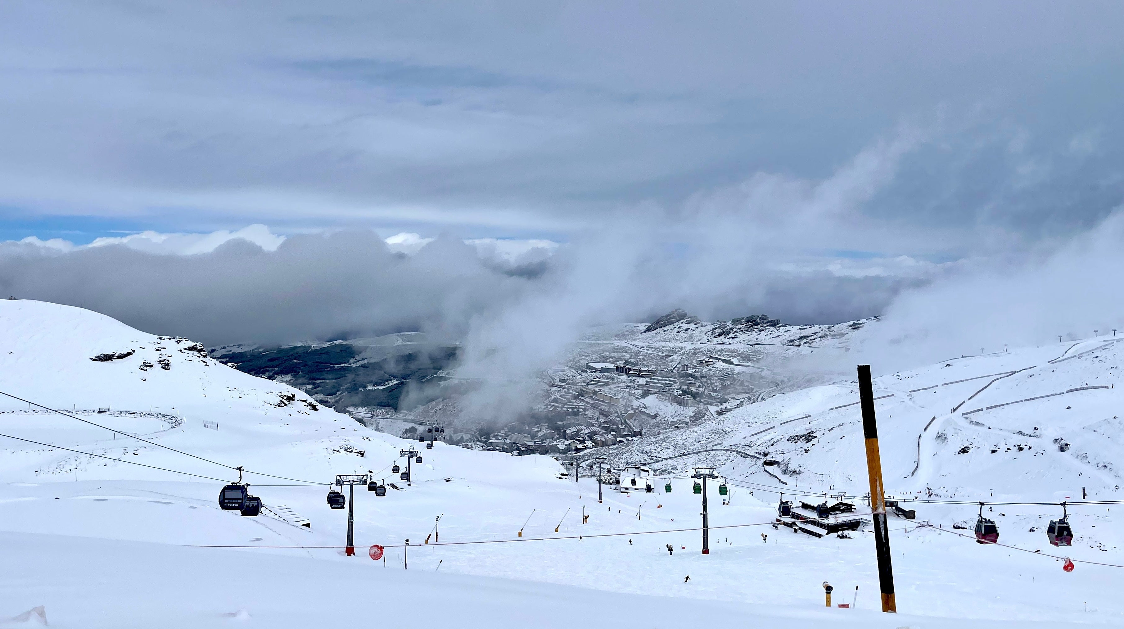 Sierra Nevada luce espectacular con los copos caídos en Martes Santo