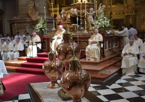 El obispo ha presidido la misa crismal en la Catedral de Jaén.