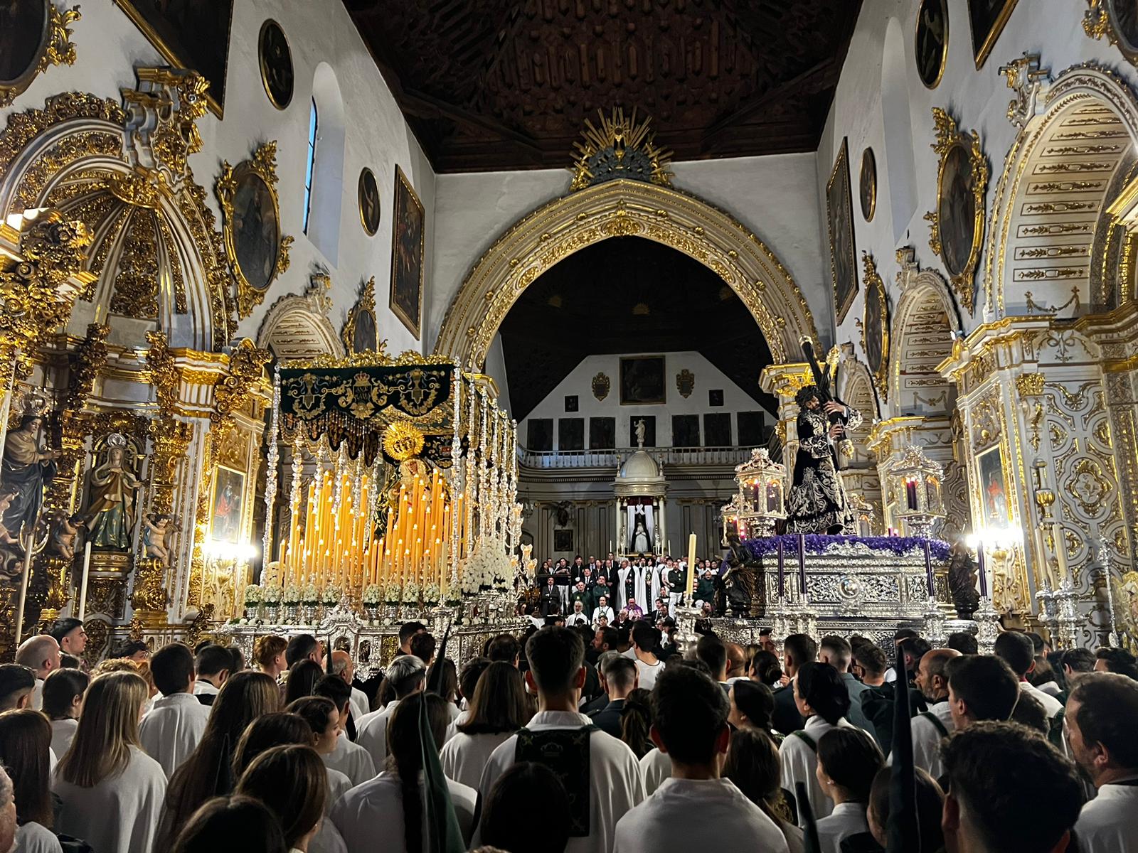 Las fotos de un Martes Santo huérfano en Granada con emoción y lágrimas