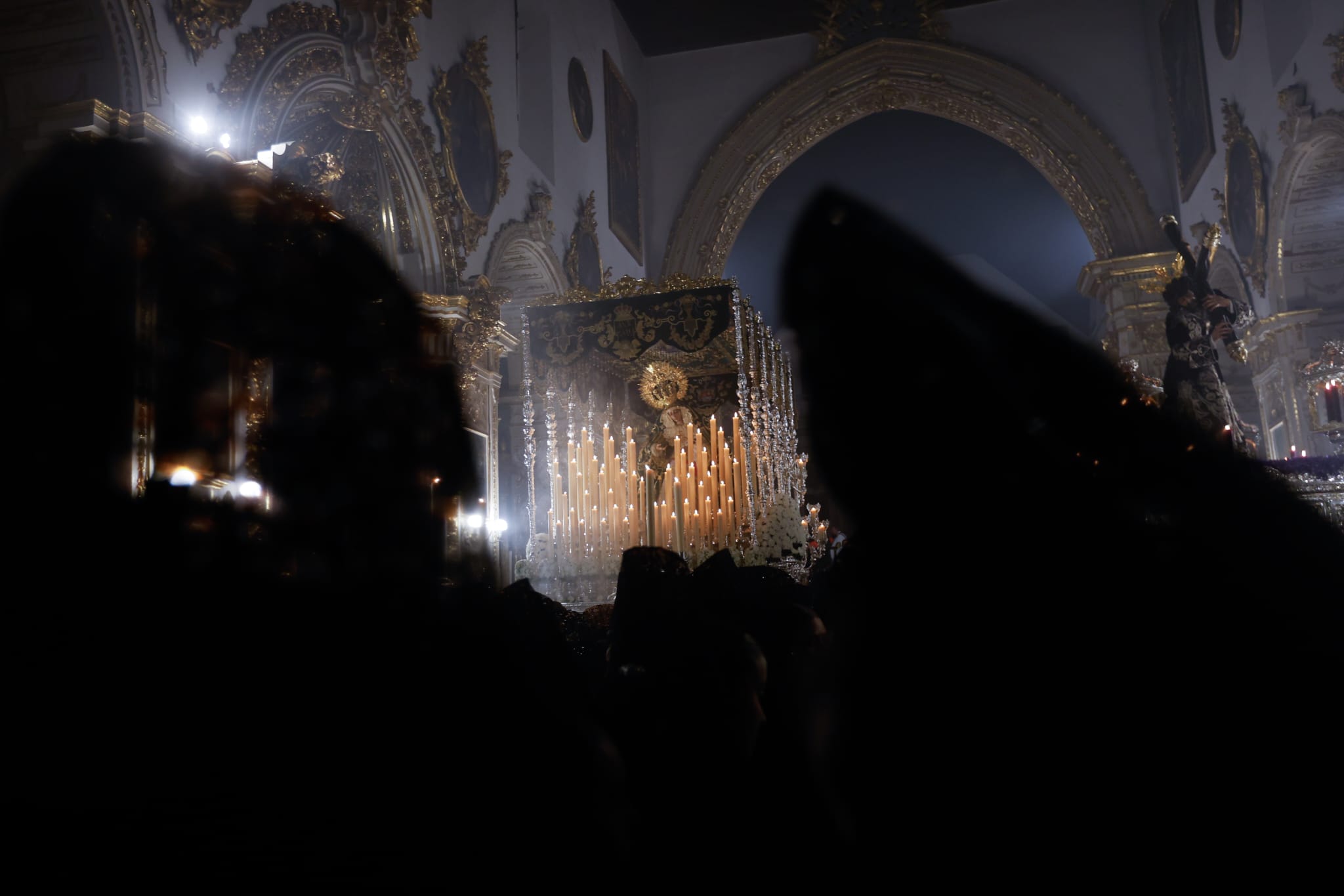 Las fotos de un Martes Santo huérfano en Granada con emoción y lágrimas